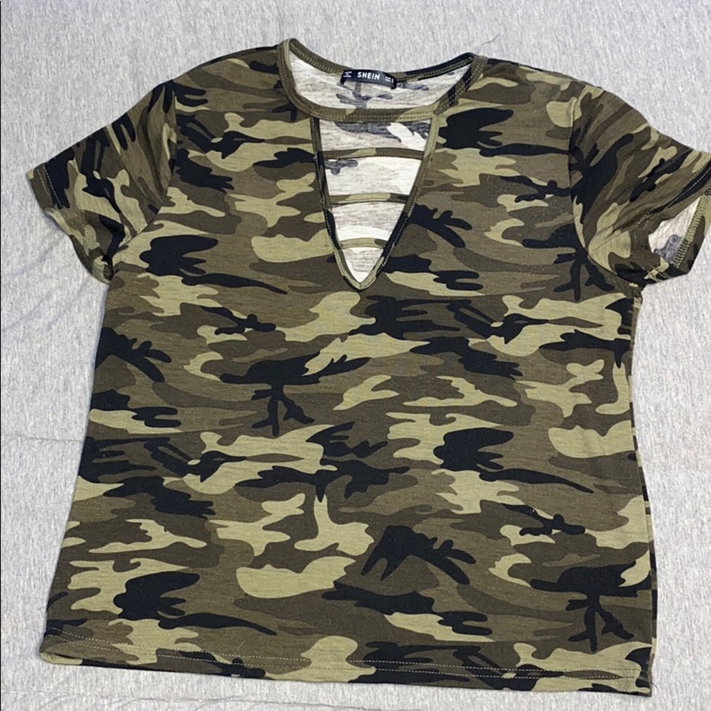 Camo tee vneck